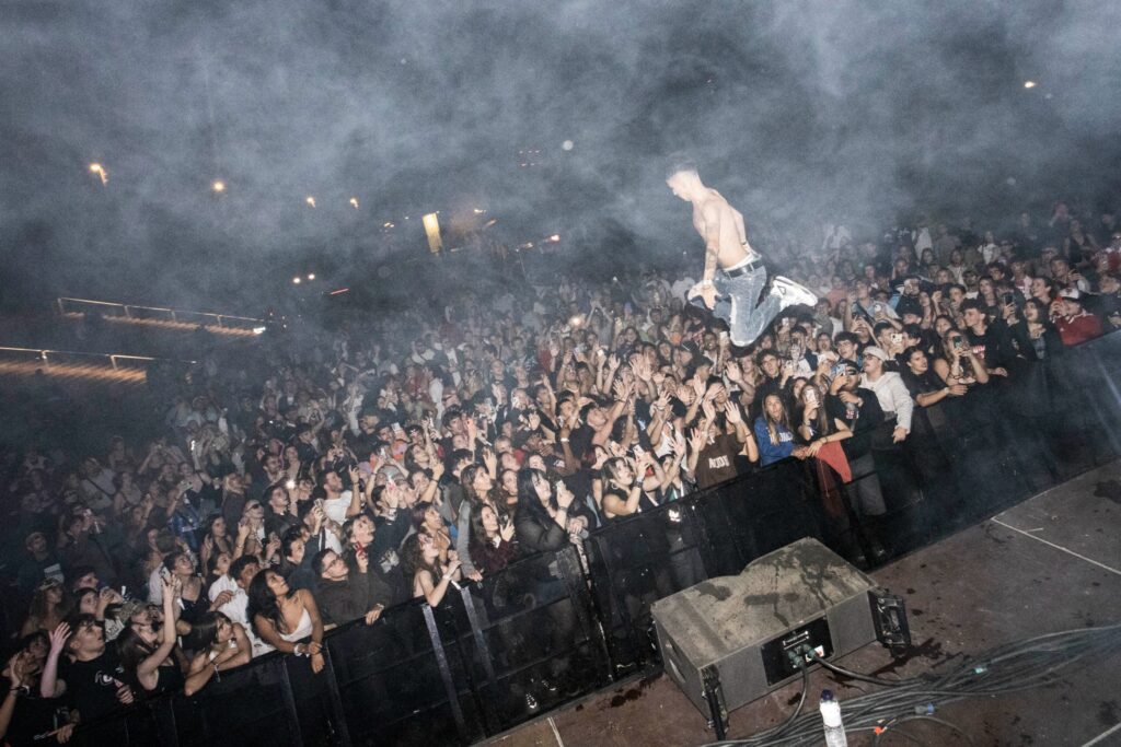 Imagen de MDA saltando en el festival B en Barcelona