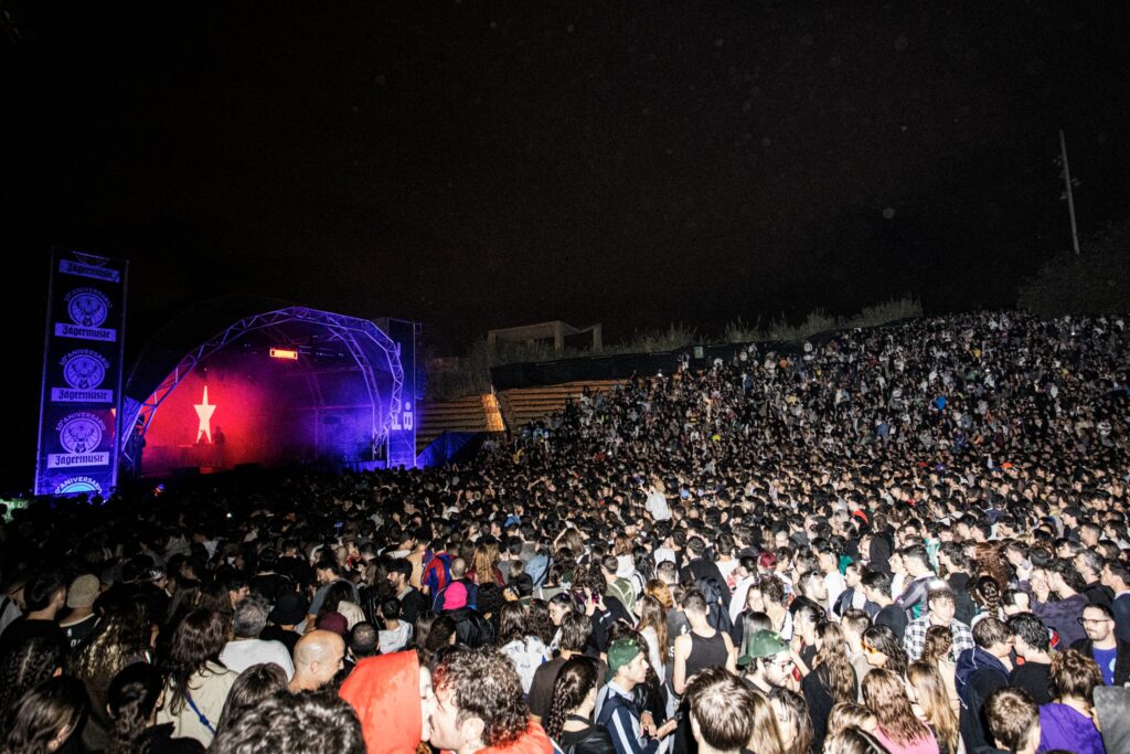 Imagen de Ralphie Choo cantando supernova en el Festival B
